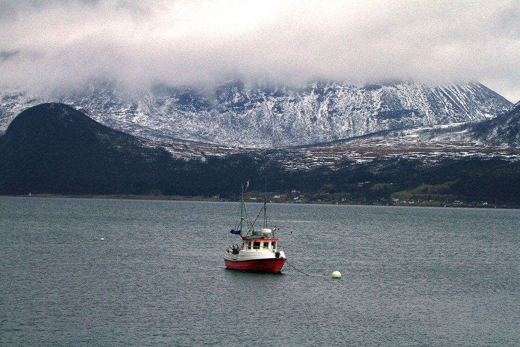 Un barco en el mar de Tromsø