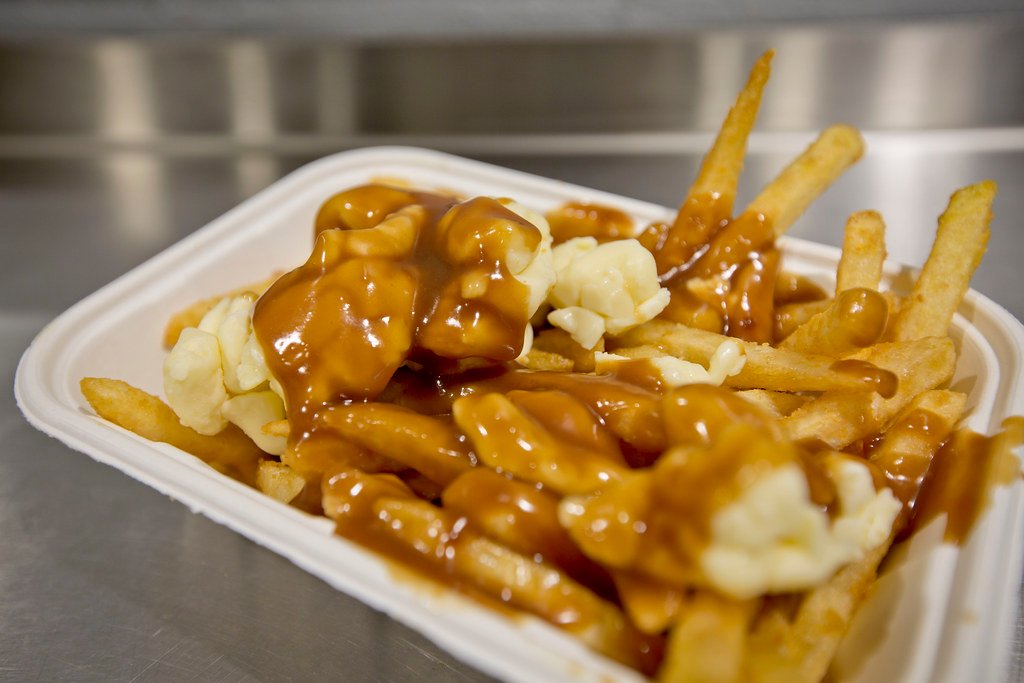Un plato de Poutine, un plato típico de Vancouver.