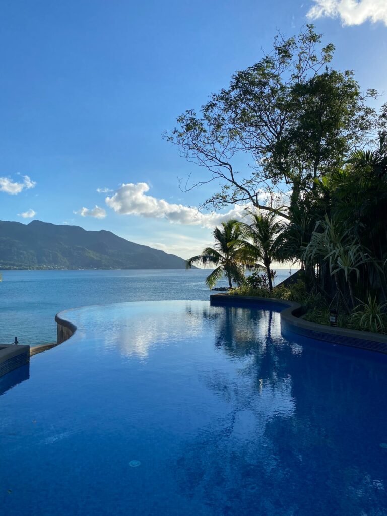 Vistas de una piscina con en mar al fondo de las Islas Seychelles.