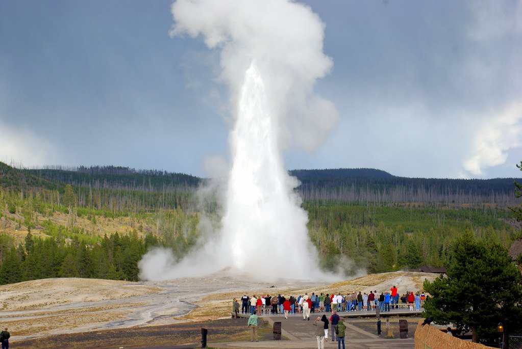 El géiser Old Faithful eruptando con gente observando.