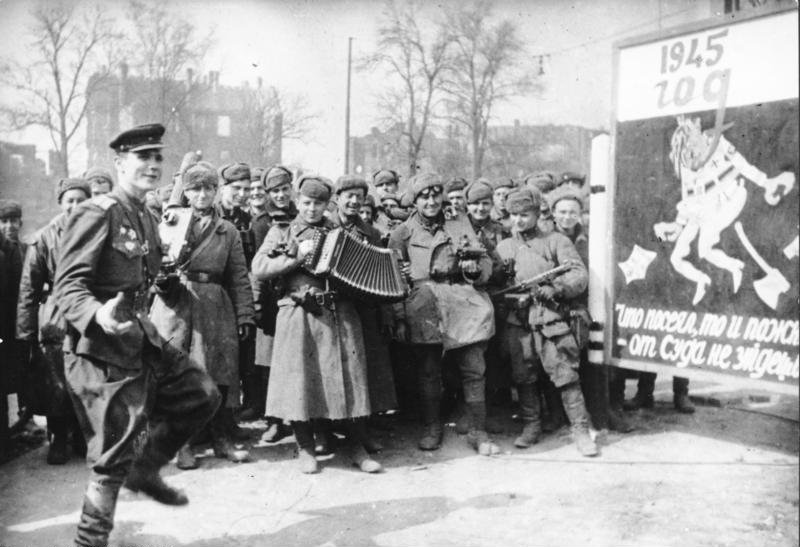 Personas en la segunda guerra mundial cantando y bailando