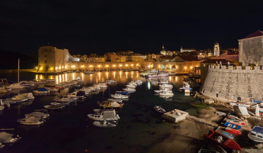 Foto nocturna de el puerto de Dubrovnik