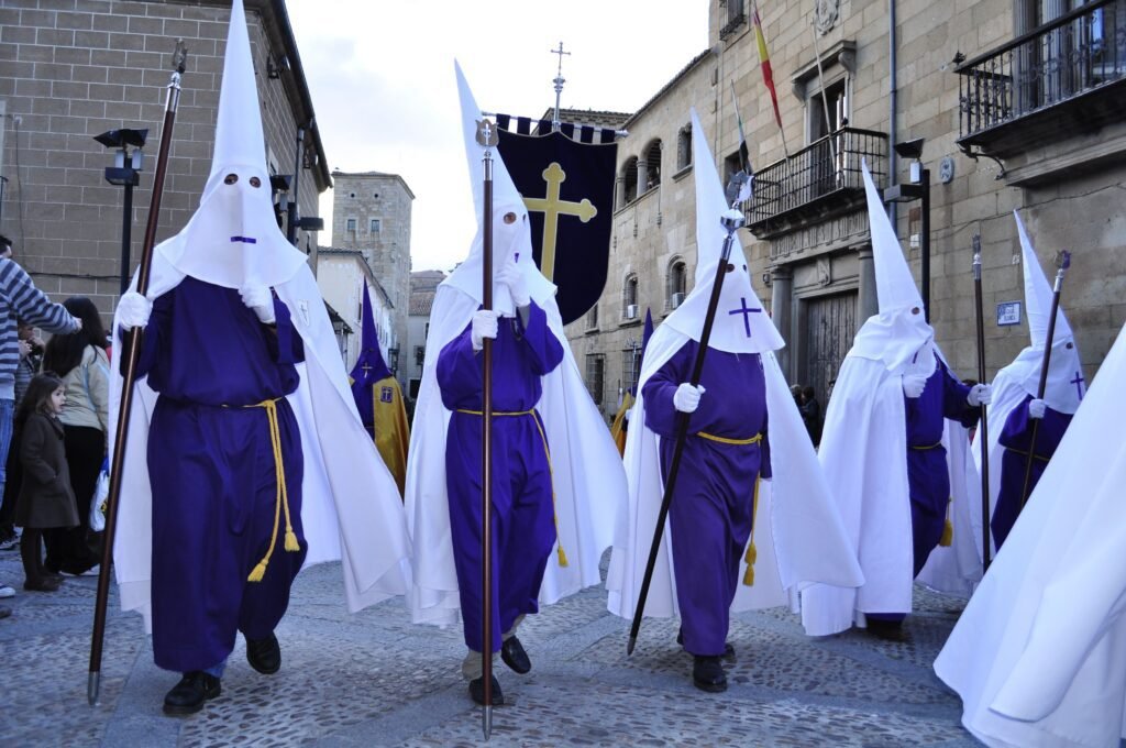La vestimenta para las procesiones de Semana Santa