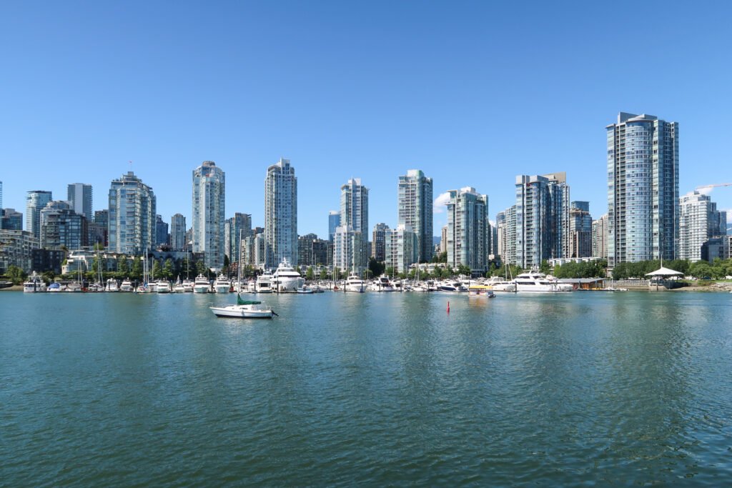 El barrio de Yaletown en Vancouver con el mar enfrente