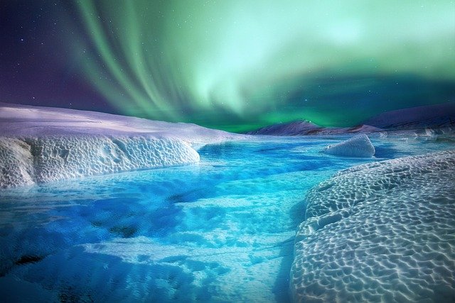 auroa boreal en la nieve