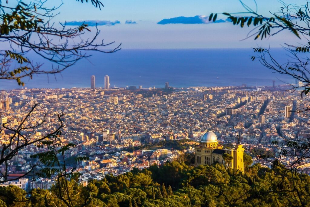 Vista panorámica de la ciudad de Barcelona y su costa.