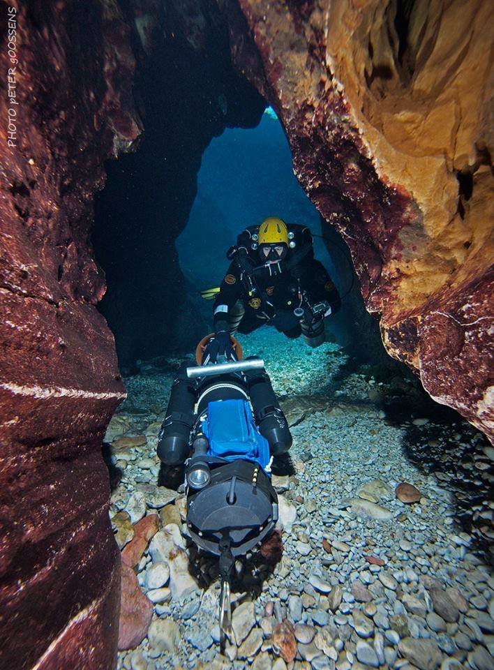 Viasta de dos personas haciendo buceo.