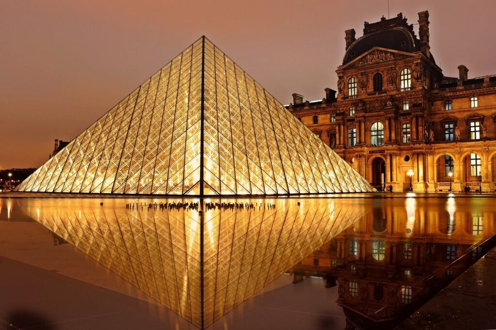 El Museo del Louvre en París