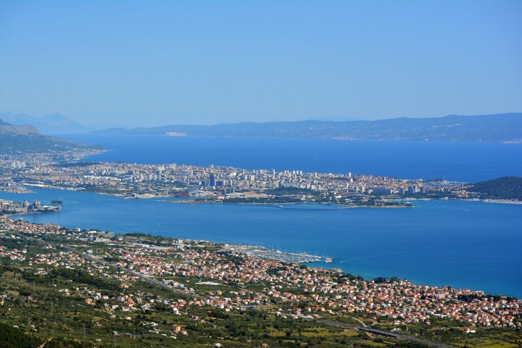 La ciudad de Split junto a la costa dálmata en Croacia