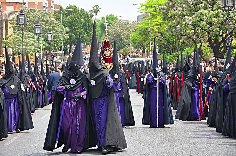 La vestimenta para las procesiones de Semana Santa