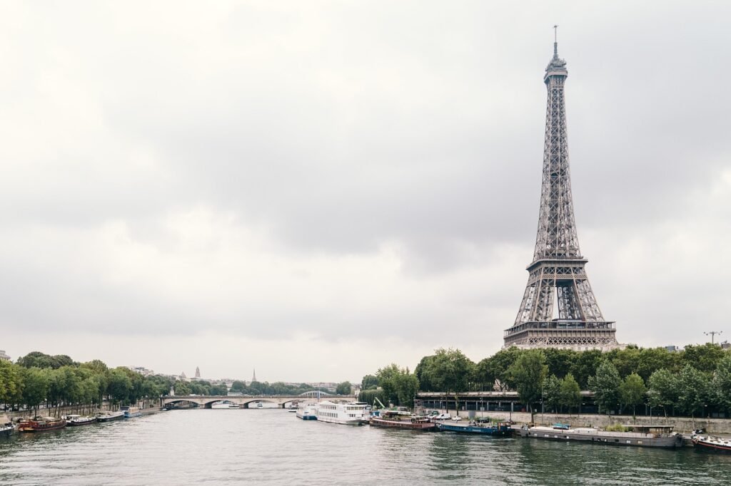 El río Senna con la Torre Eiffel al fondo en París