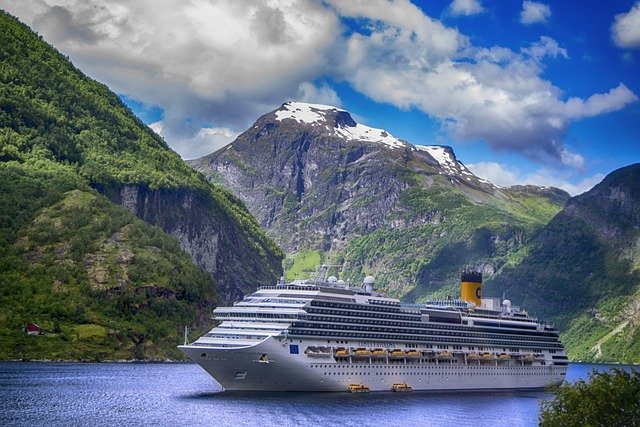El fiordo de Hardangerfjord en los fiordos noruegos
