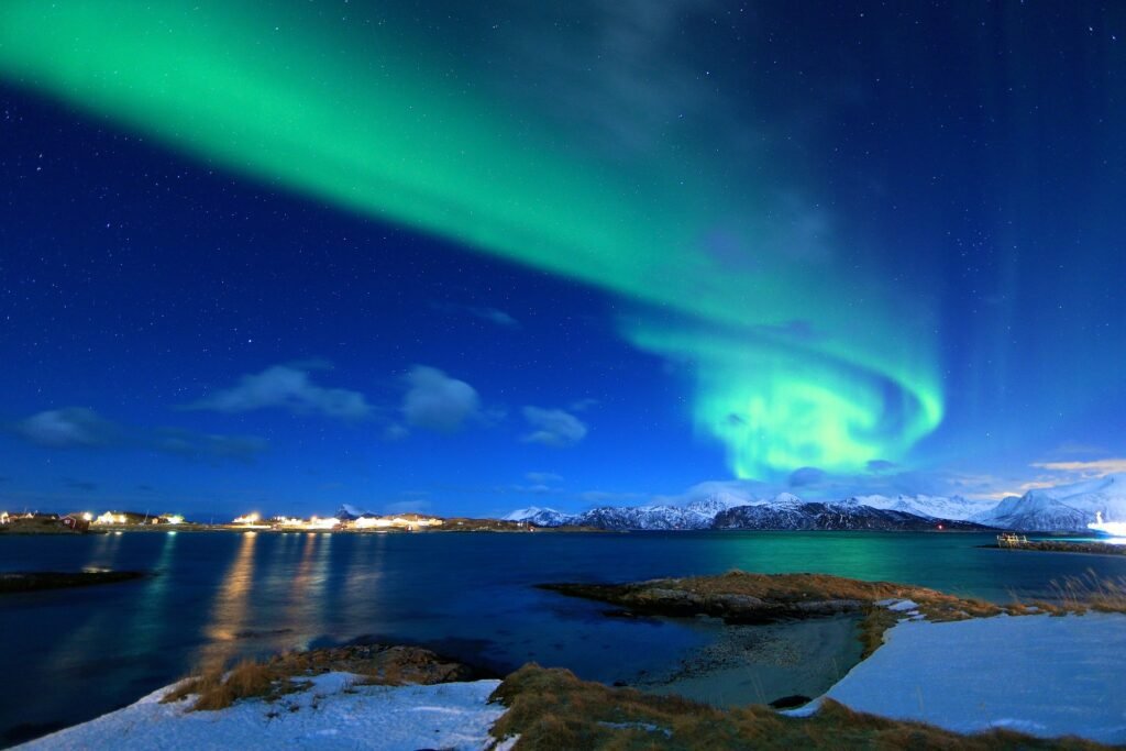 La ciudad de Tromsø junto a las auroras boreales