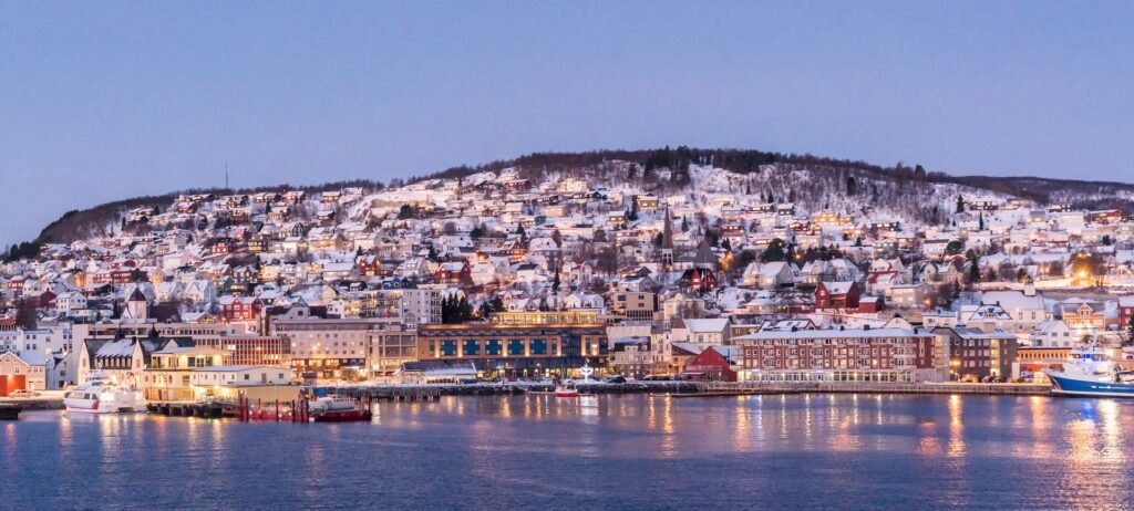 La ciudad de Tromsø de noche