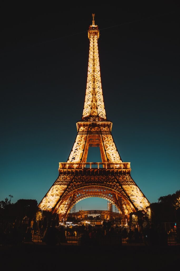La Torre Eiffel de París iluminada