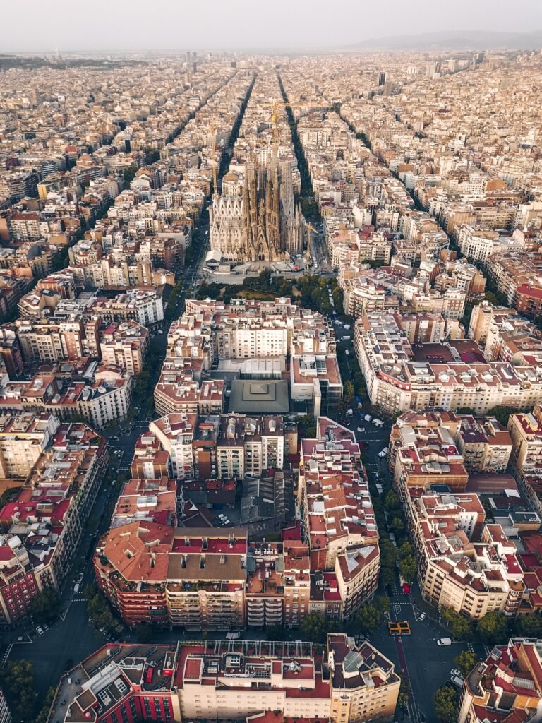 Vista desde arriba de el centro de Barcelona con la Sagrada Familia.