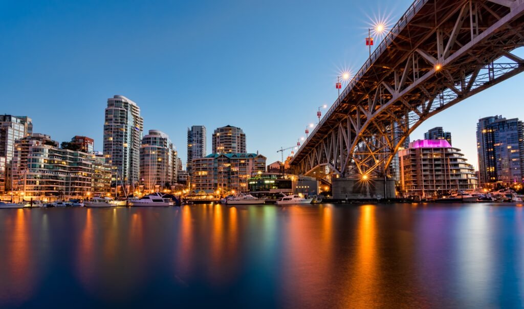 Vista del amr y la ciudad de Vancouver.