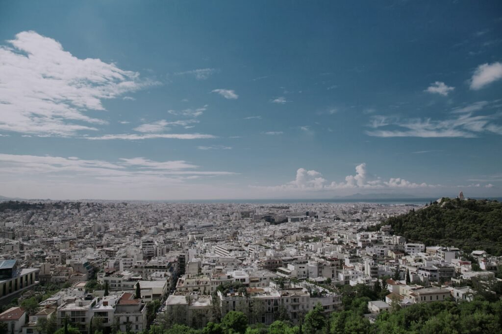 La ciudad de Atenas con la costa de día