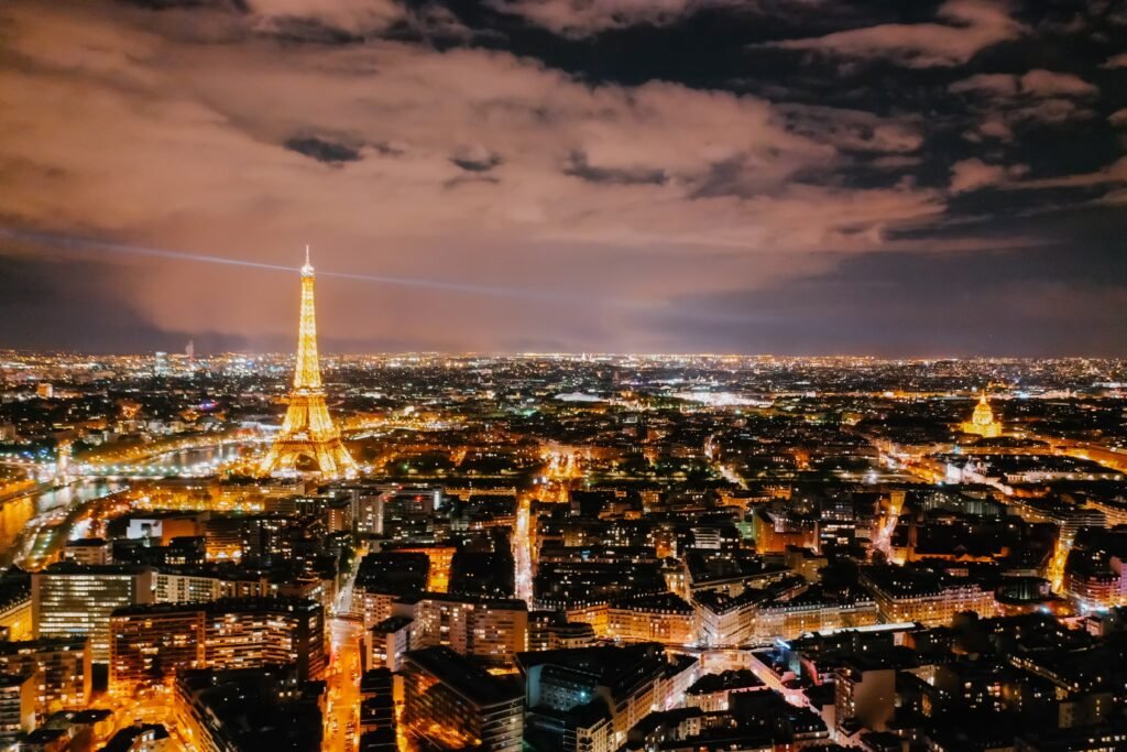 La ciudad de París toda iluminada de noche