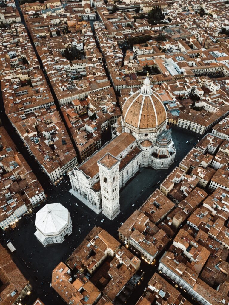 La catedral de Santa María del Fiore en la piazza del duomo en Florencia