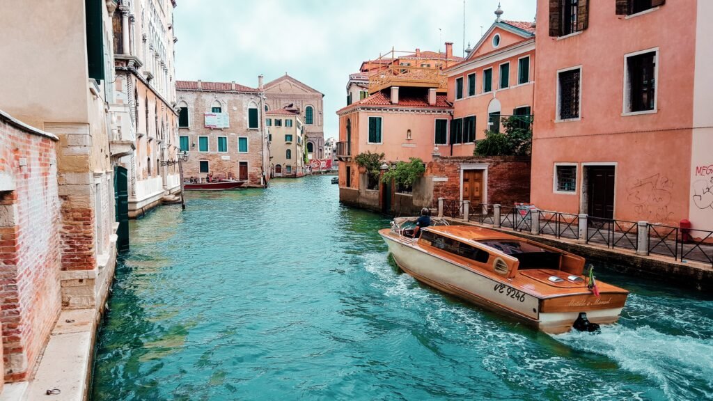 Un barco navegando por las aguas de Venecia