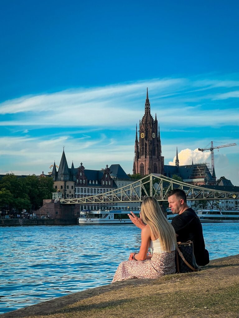 La catedral de Frankfurt junto al río Meno