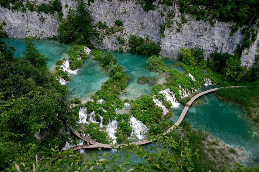 Vista de un camino en el Parque Nacional de los Lagos de Plitvice