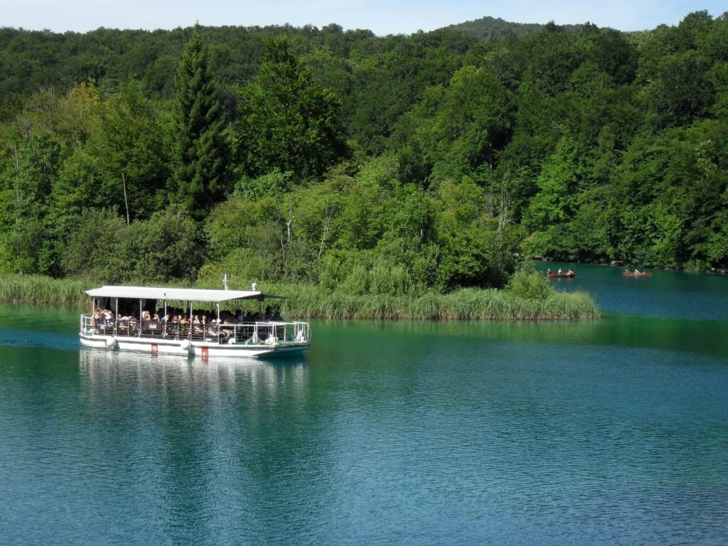 Un barco navegando por los lagos de Plitvice
