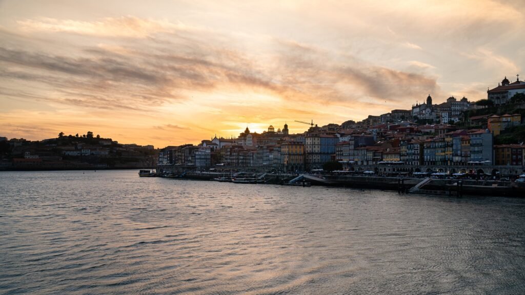Foto del anochecer de Oporto junto al río Duero