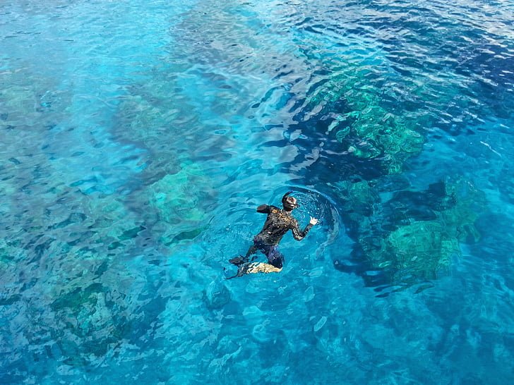 Una persona haciendo snorkel.