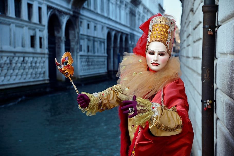 Una mujer disfrazada para el carnaval de Venecia