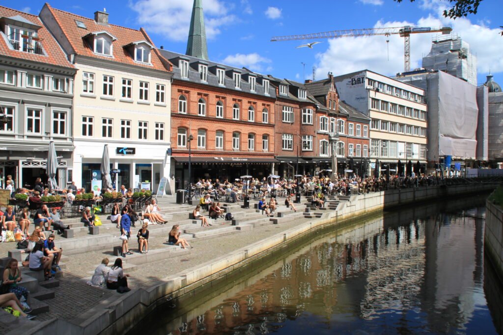 Foto de la ciudad de Aarhus junto a el río