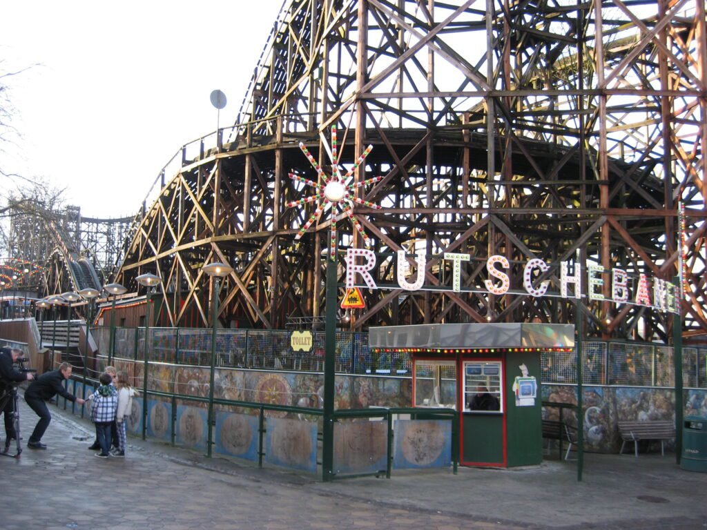 Rutschebanen: La montaña rusa de madera de el Tívoli en Copenhague