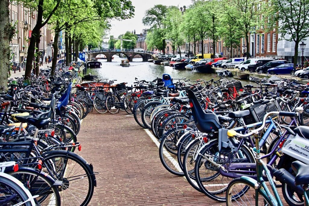 Unas bicicletas y el canal de Amsterdam