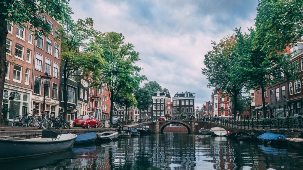 Los canales e la ciudad de Amsterdam, capital de los Países Bajos
