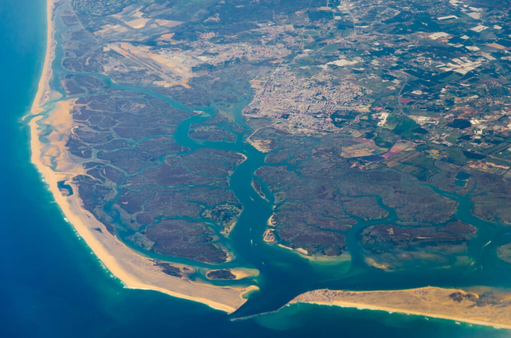 La Reserva Natural de Ría Formosa junto a La larga Playa de Faro