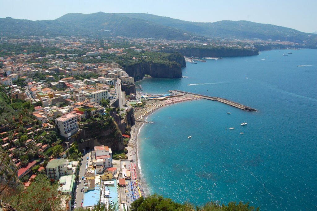 Sorrento, pueblo costero junto al mar de Italia