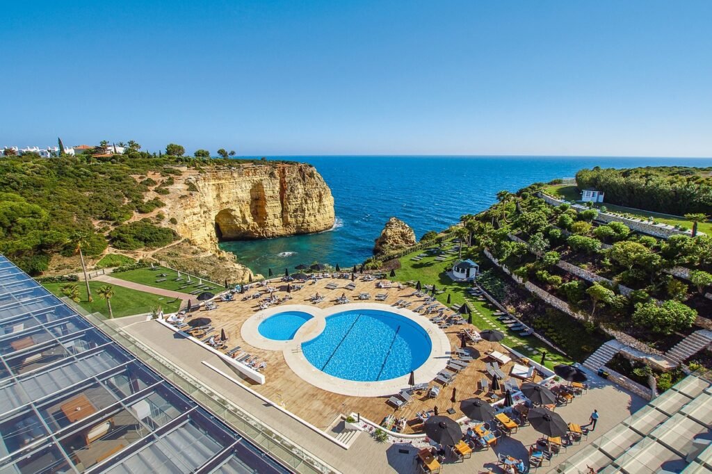 La costa y acantilados de Carvoeiro en Portugal