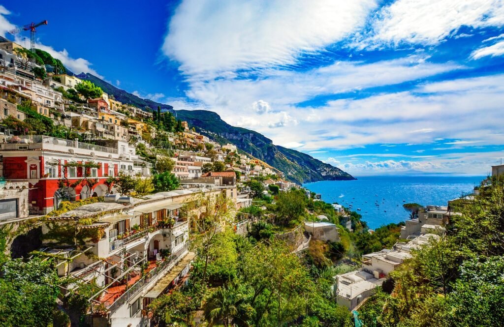 El pueblo de Sorrento junto al mar de Italia