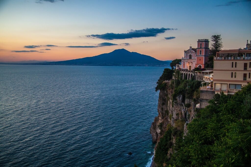 El mar de la costa amalfitana en Italia