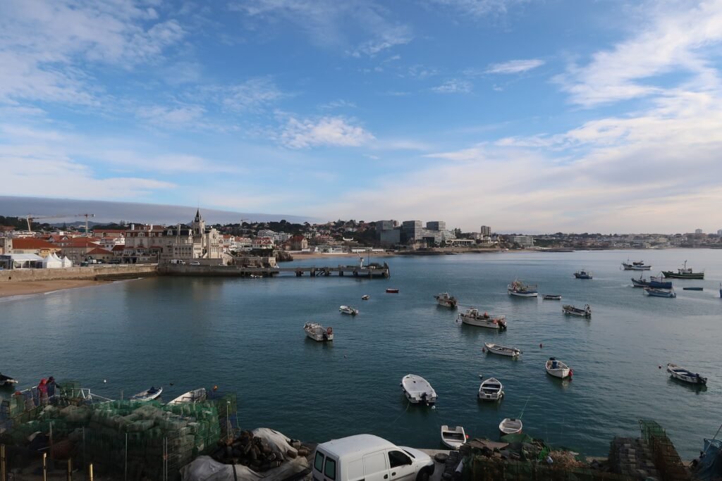 Playa en Cascais junto a unos barcos, Portugal