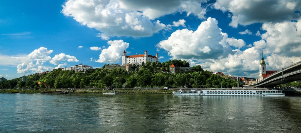 El castillo de Bratislava junto al río Danubio