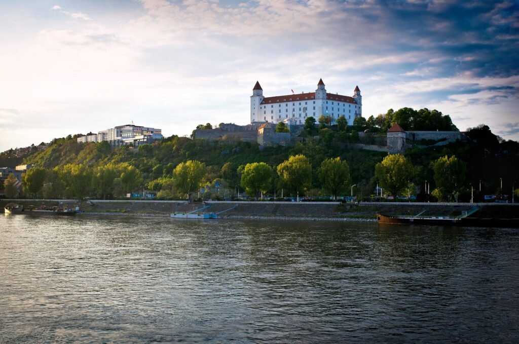 El río Danubio junto a un castillo en Bratislava