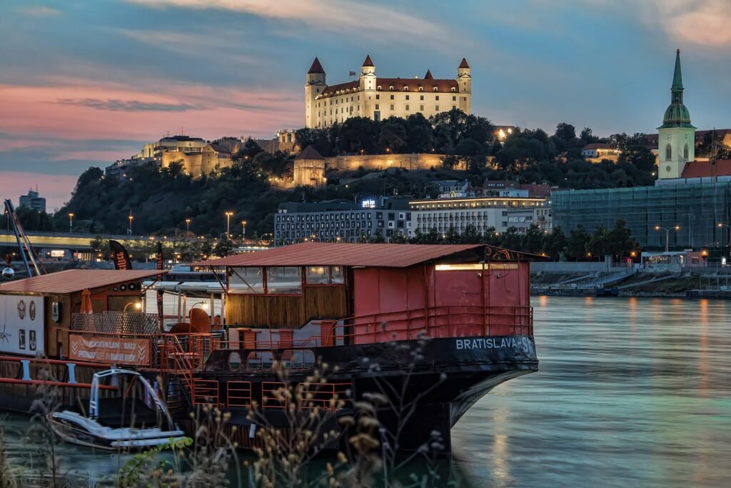 La ciudad de Bratislava junto al río Danubio