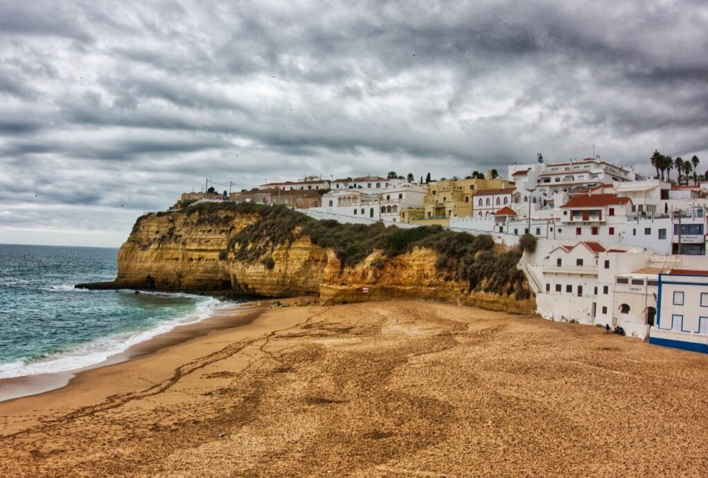 La playa de Carvoeiro en el pueblo de Carvoeiro en el Algarve