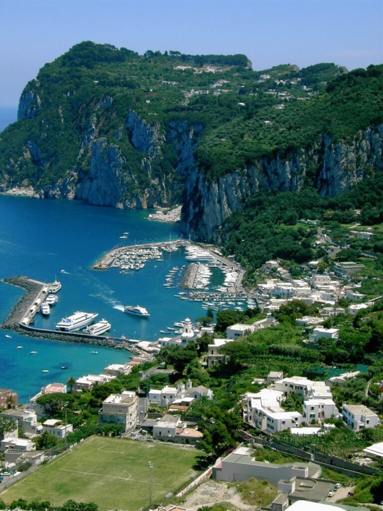 Capri junto al mar de Italia