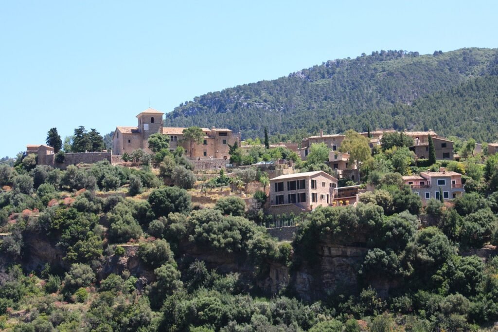 Unas casas en una montaña en Deia, Mallorca