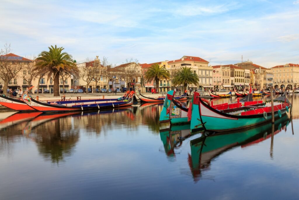 Aveiro y su canal central con los barcos moliceiros
