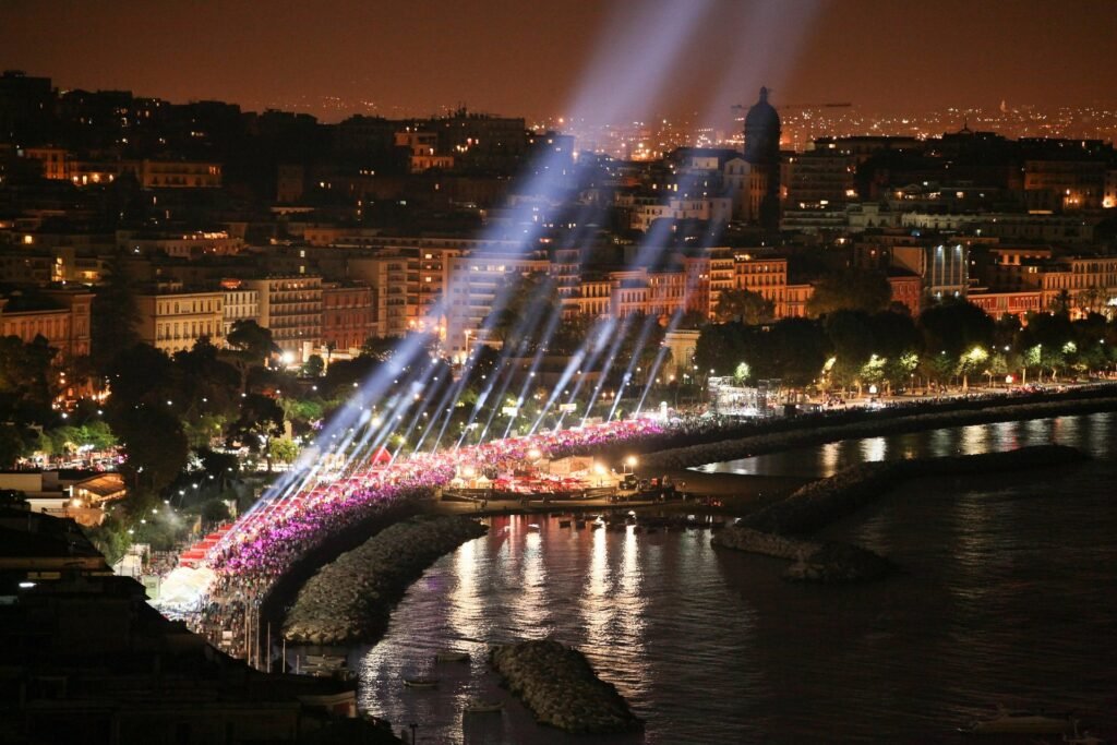 La zona del puerto de Nápoles de noche
