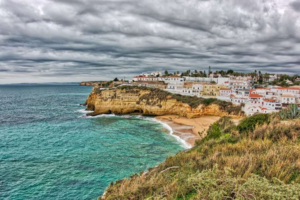 La playa de Carvoeiro en el Algarve, Portugal